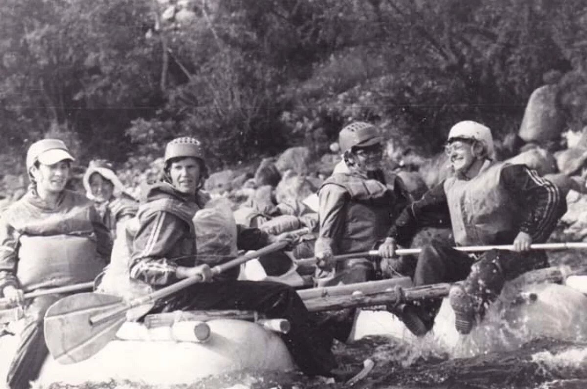 Женская группа на р. Иркут (Татьяна на переднем плане). Фото: Из личного архива Татьяны Ивановой