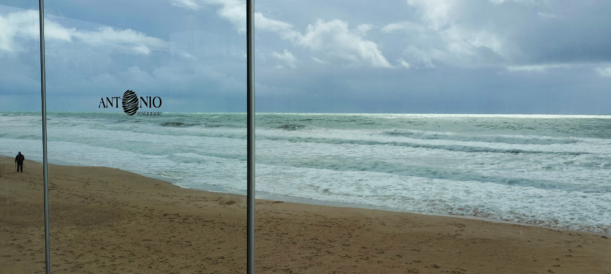 На стекле даже название ресторана написано "Антонио"