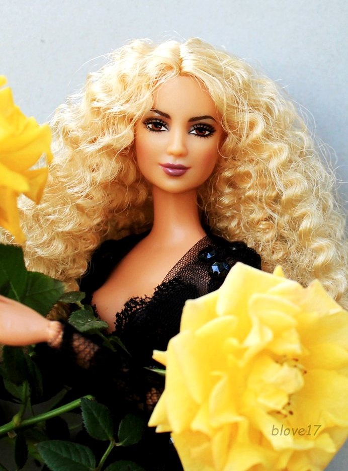 Куклы Барби и цветы