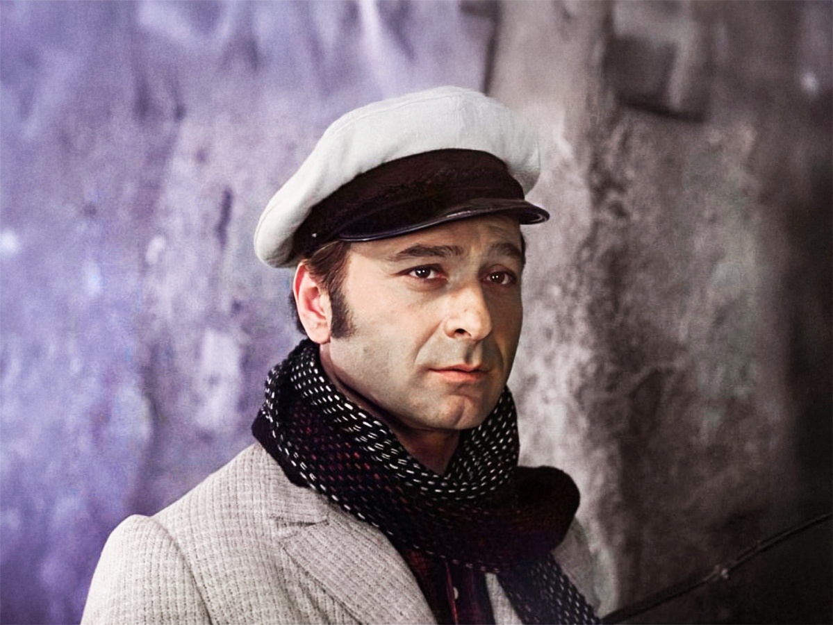 В романе Киса нередко привирает, и когда делает это, почему-то начинает думать, что это происходит из-за влияния Бендера. 