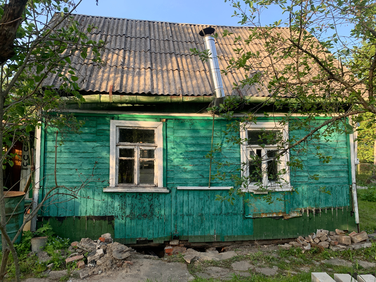 Дачный домик. начали с укрепления фундамента.