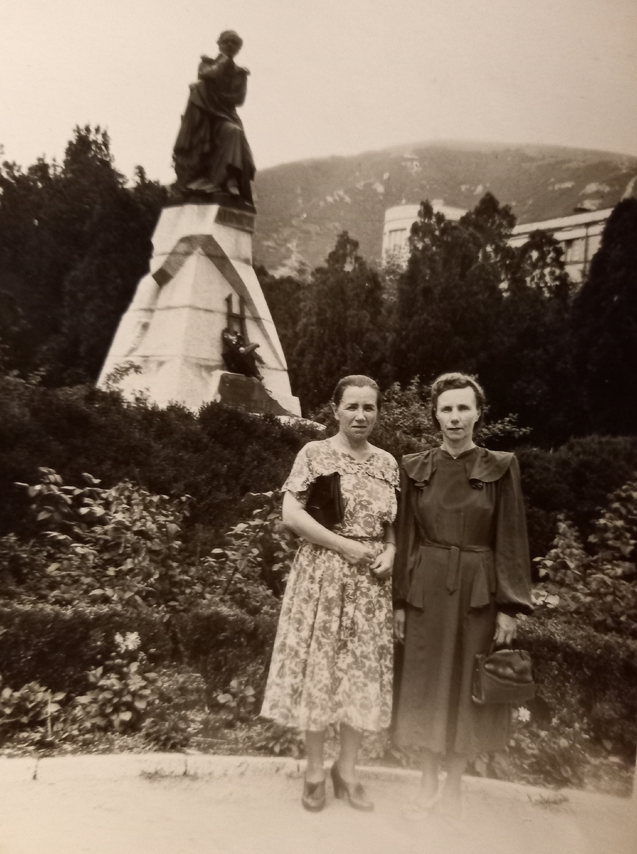 Елена слева, Мария справа. Пятигорск 1956 год. Фото из моего архива.