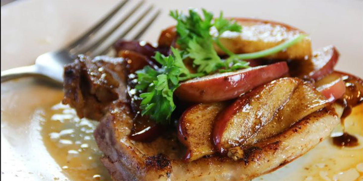 Свиные отбивные с яблочным соусом