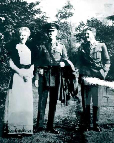 
Монтегю Клив (справа) с отцом и матерью, 1914.