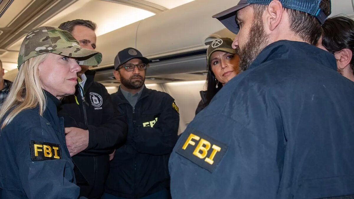 Генпрокурор США, директор ФБР и директор Национальной разведки США ожидают прибытия Мохаммада Шарифуллы после его ареста в Пакистане. Фото: Минюст США