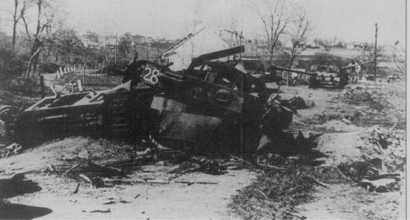 Колонна средних немецких танков Pz.Kpfw. IV Ausf.J, расстрелянная из засады советской артиллерией в между озерами Веленце и Балатон. Номер советской трофейной команды на танке, шедшем третьим в колонне — «28». Район озера Балатон. Источник: Военный альбом. С.Жарков https://waralbum.ru/

