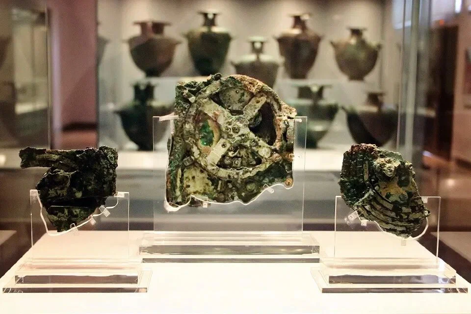 "Антикитерский механизм" состоял из минимум 30 бронзовых шестерён, помещённых в деревянный корпус.. Экспонат из Национального археологического музея в Афинах  