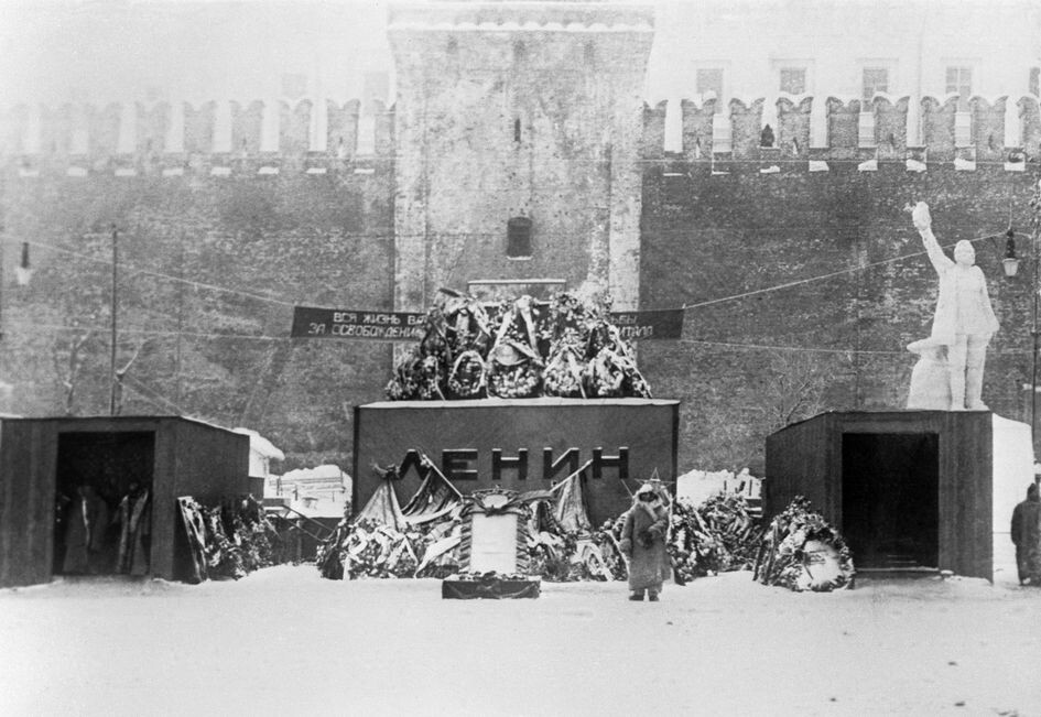 Январь 1924, первый мавзолей.