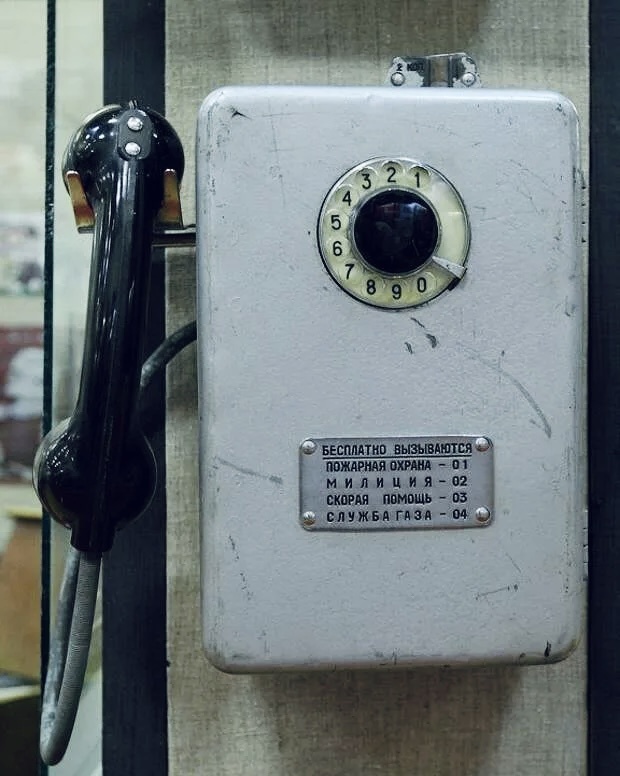 Да, я из тех времен и речь вот о таком телефоне.