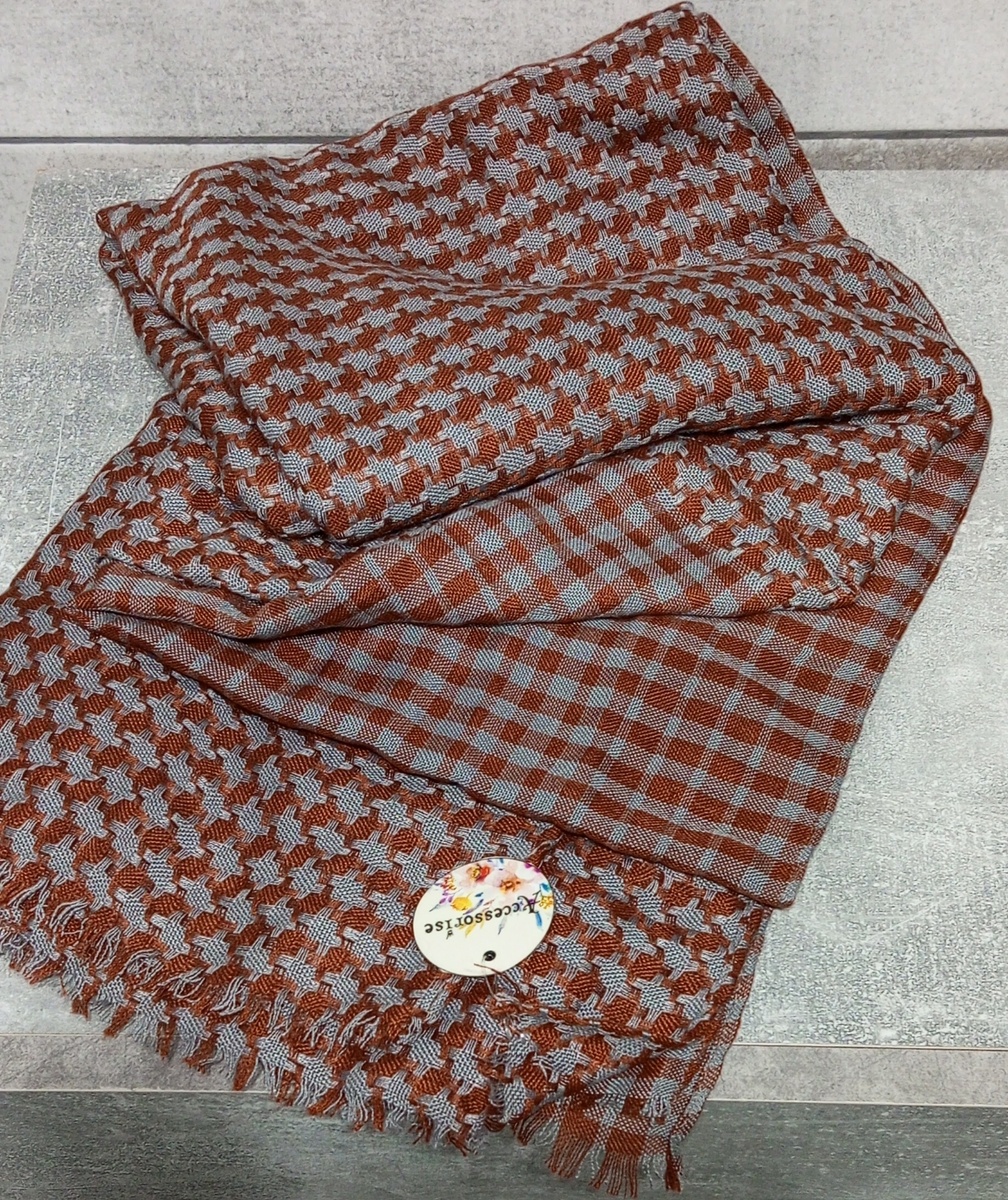 Палантин для бабули. Цвет светлее, приглушёнее, чем на фото.