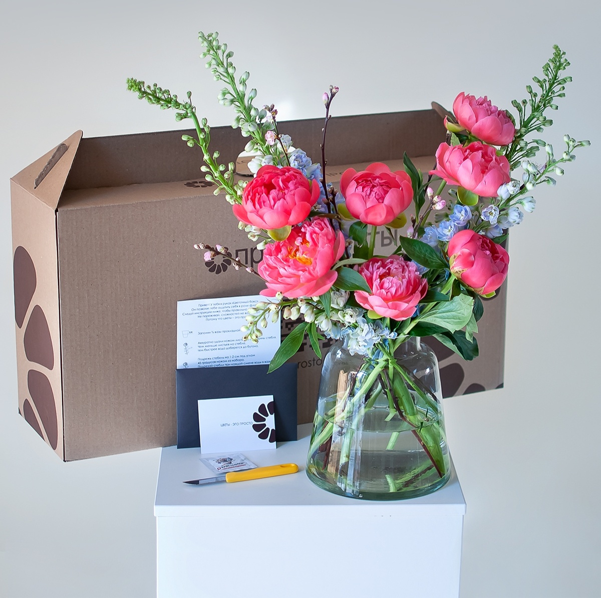 Коробка с набором цветов 