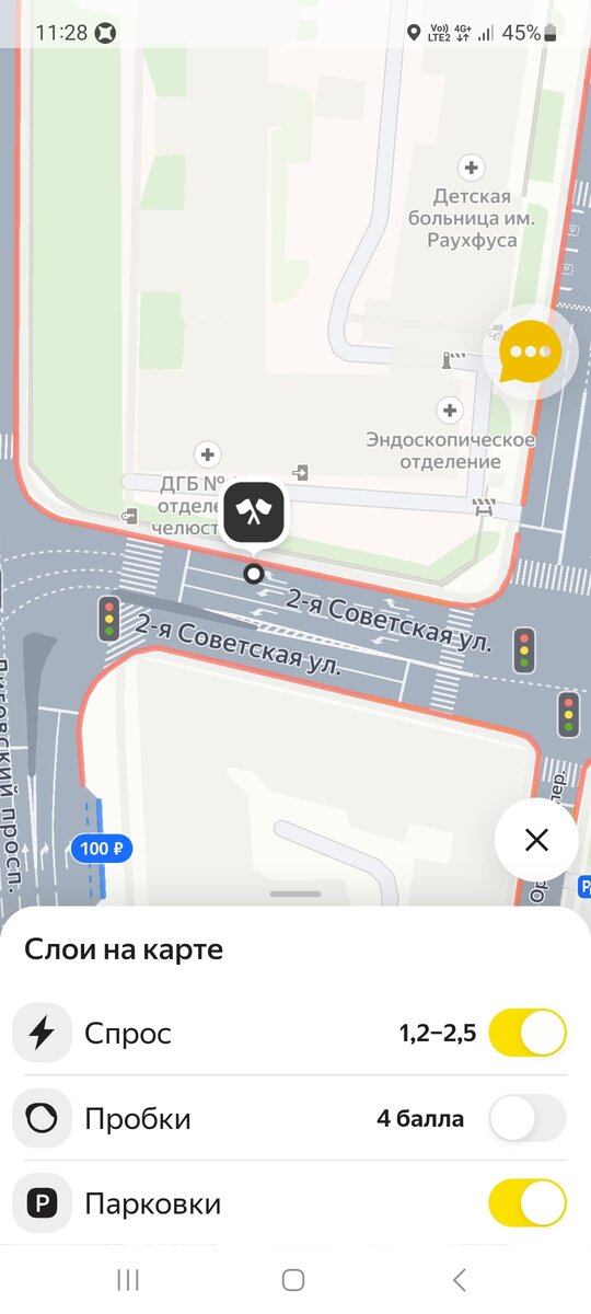 Здесь водитель должен высадить. Красные линии запрещают остановку.