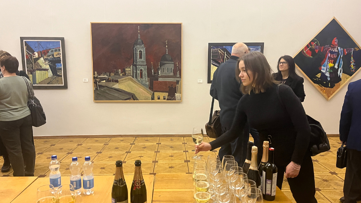 Кто-то приходит на выставку выпить шампанского. Кто-то - стать участником закрытого клуба обладающих ценностью.