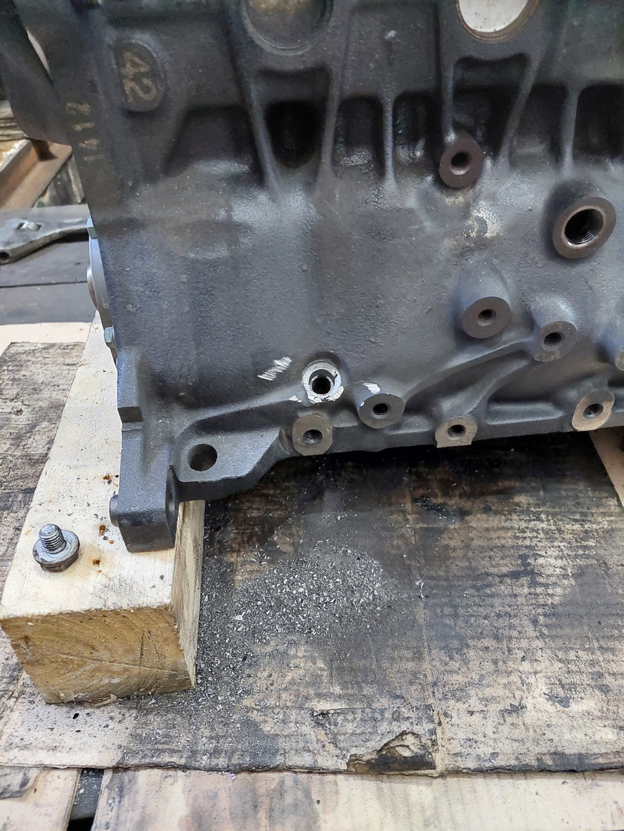 отверстие под штатный щуп масла.