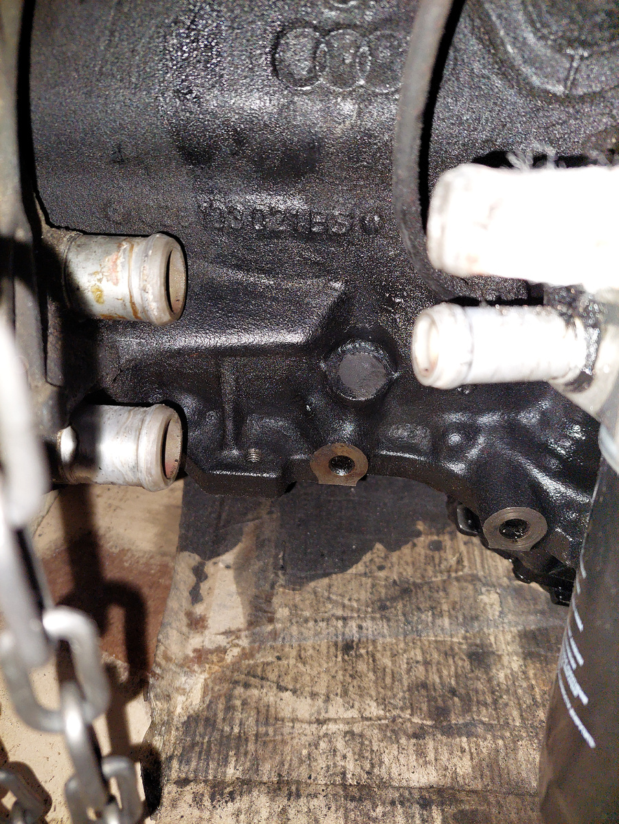 отверстие от старого щупа нарезана резьба м12, вкручен кусок болта, заклеен герметиком.