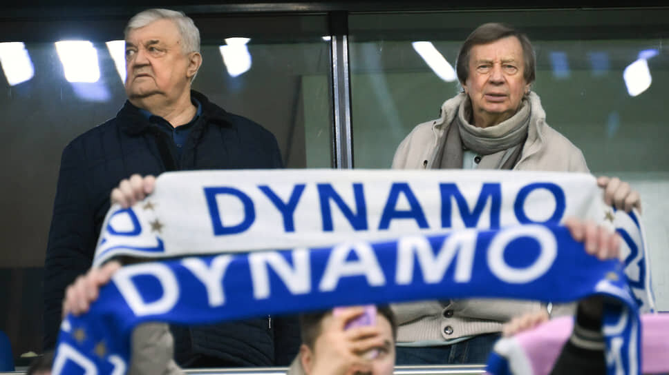 Матч между динамовцами Москвы и Махачкалы. Справа — тренер столичного «Динамо» Юрий Семин.📷Фото: Иван Водопьянов / Коммерсантъ