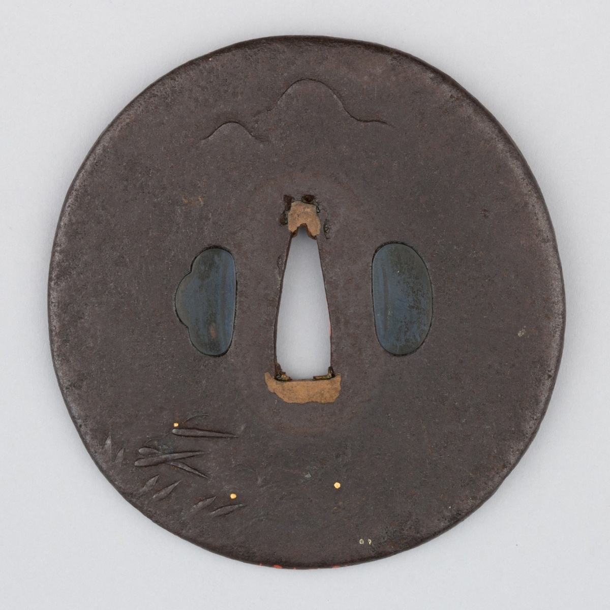 На задней стороне намечены горные вершины, травянистый берег и светлячки.