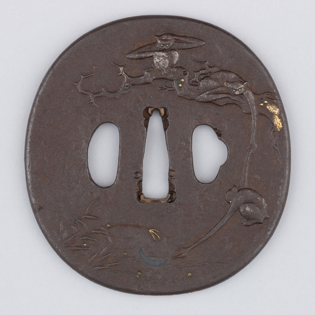 А здесь уже более сложная композиция и обезьянок три штуки, а не одна. Пока две пытаются дотянуться до луны (лунный серпик видно довольно плохо…), третья в огорчении держится за голову.