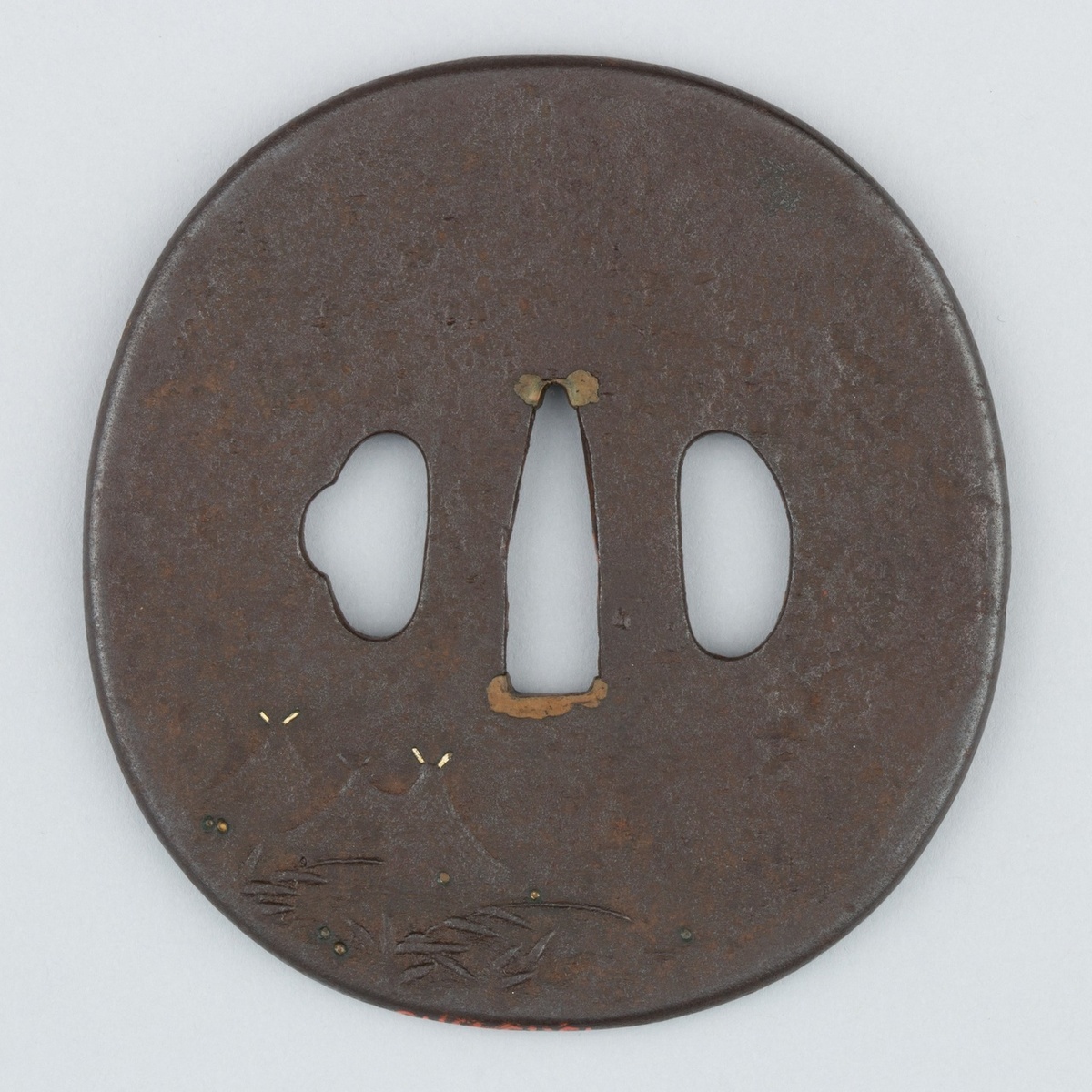 Что изображено на задней стороне — плохо разбираю. Видны стебли травы и светлячки, но не могу понять, что за «горки» на заднем плане и почему у них светятся вершины.