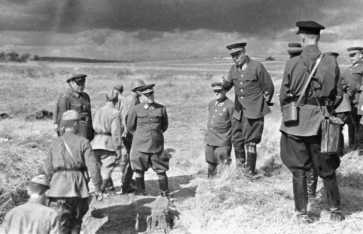     Присоединение Западной Украины и Бессарабии к СССР. Маршал Семен Тимошенко, генерал армии Георгий Жуков и генерал армии Кирилл Мерецков / РИА Новости / Петр Бернштейн