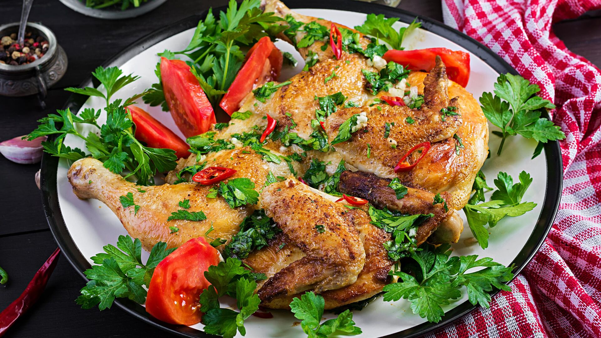 Цыплёнок табака в духовке: грузинский рецепт сочного мяса