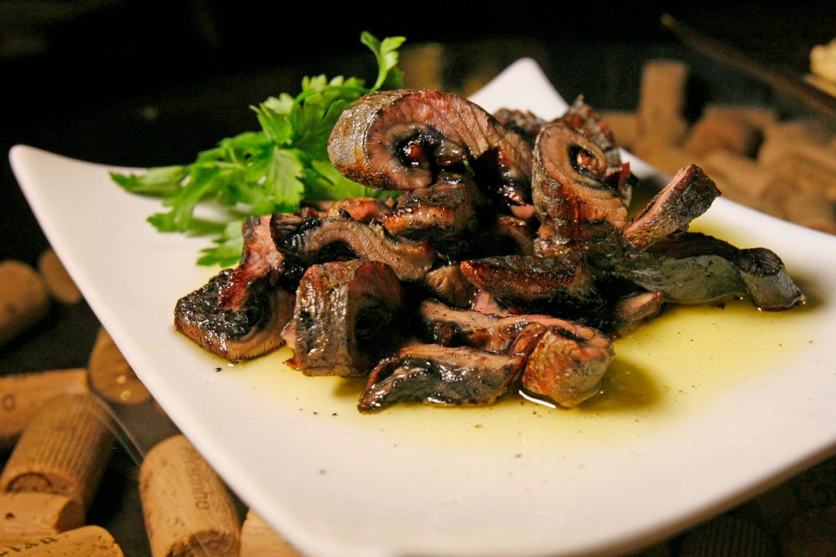 Минога жареная на углях