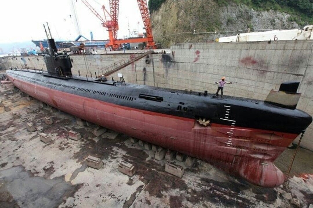Подводная лодка КНДР №249 проекта 633 в сухом доке. Фото взято из открытых источников.