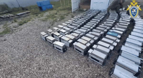    500 майнинг-ферм изъяли силовики у жителей ТСН "Молодёжное". Видео: тг-канал "Иркутск сегодня" // t.me/irkutsxa