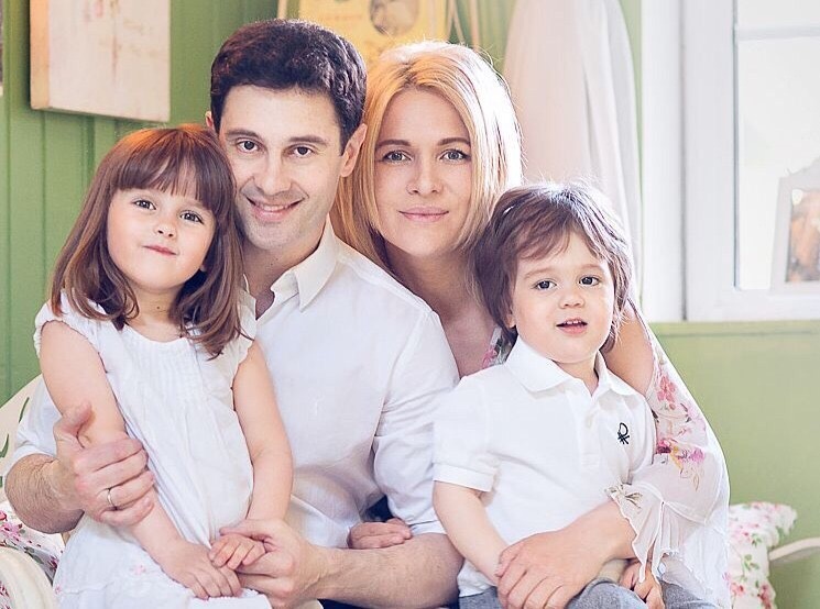 Семья Вики и Антона Макарских. ЛИСТАТЬ ФОТОГАЛЕРЕЮ ВПРАВО! Источник: «Антон и Виктория Макарские/Официальная группа». https://vk.com/makarskie?w=club683713