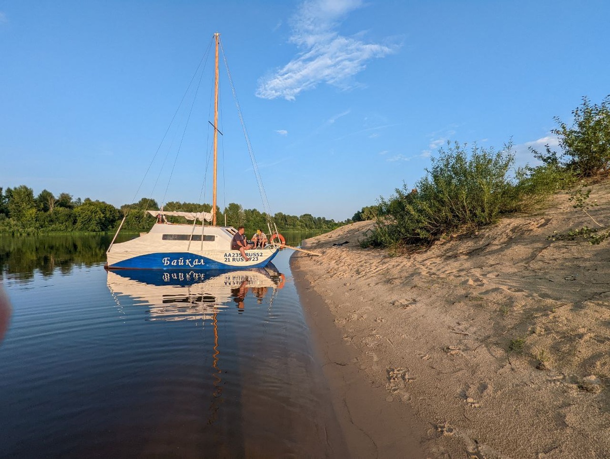 Ребята поймали кадр, как мы с Сашей совещаемся на носу во время швартовки на нашем острове