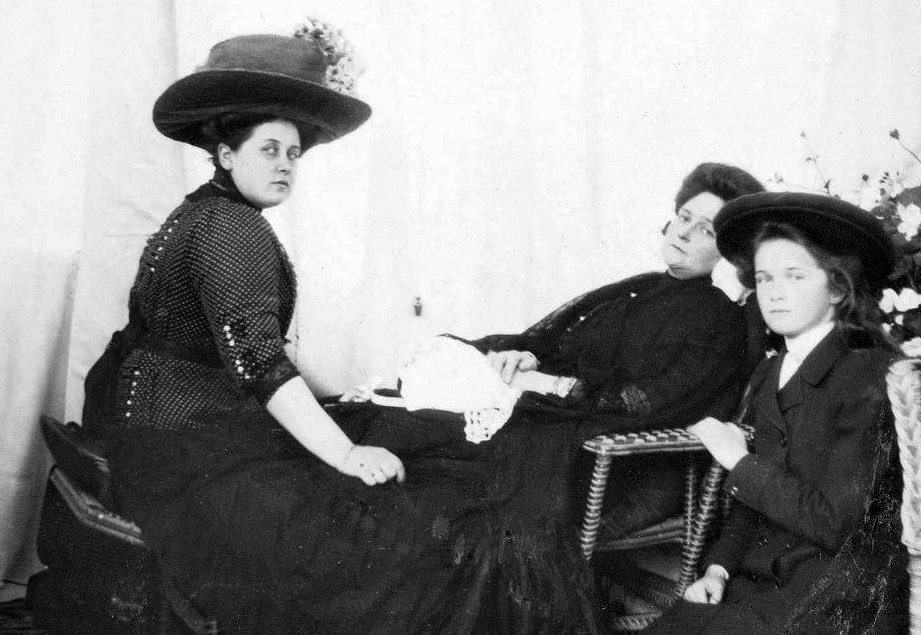 Императрица Александра Федоровна, великая княжна Ольга и Анна Вырубова
