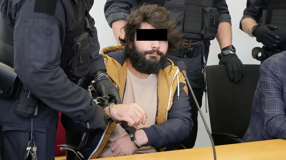 Хабиб Рахман А. (24) на скамье подсудимых в региональном суде Хемница © Гарри Хаертель