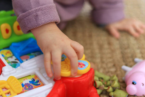 Пластик
Без ПВХ и фталатов: Ищите пометки «BPA-free» или «Эко».
Прочные и нетоксичные: Избегайте изделий с резким химическим запахом.