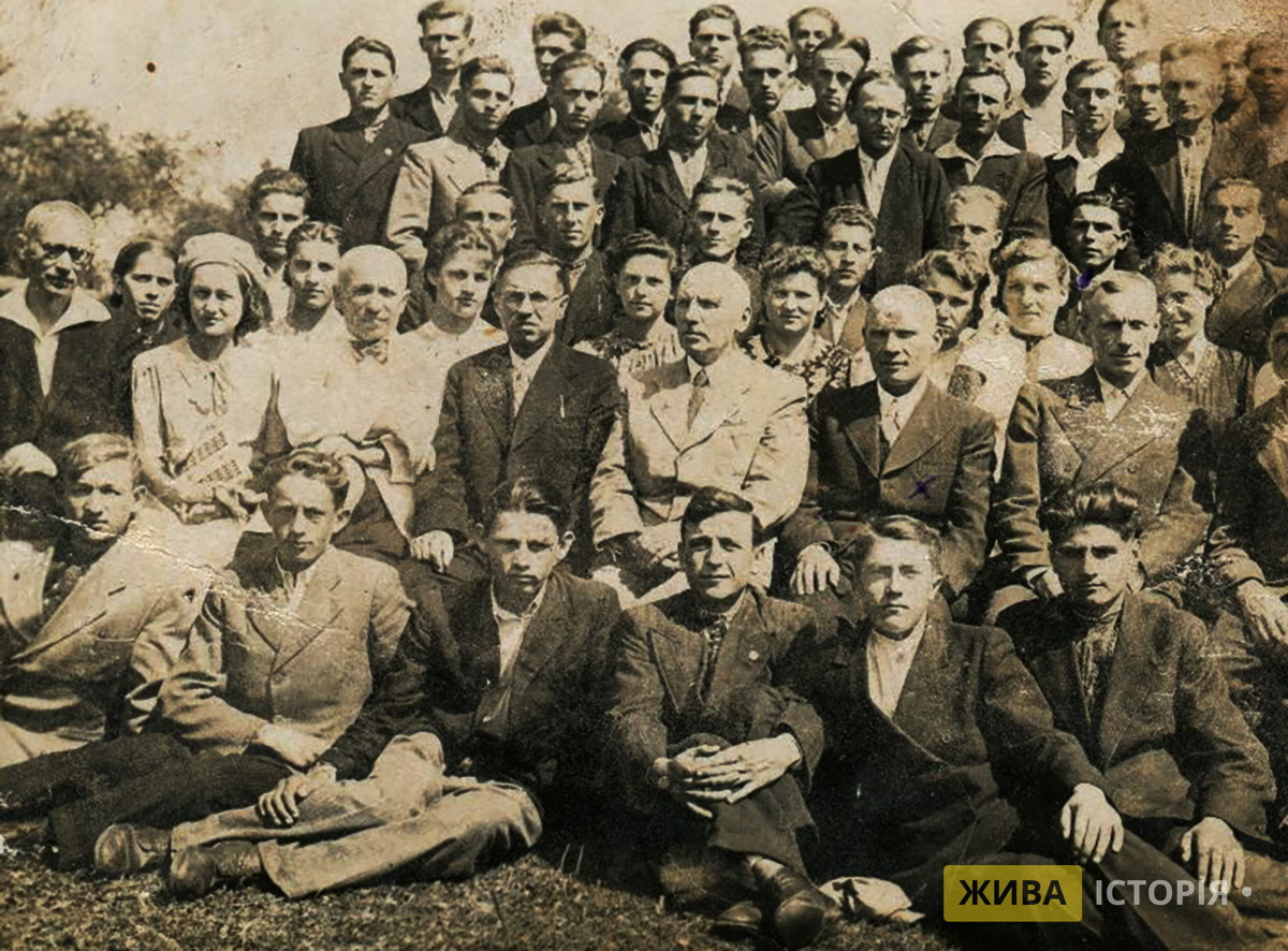 Преподаватели и ученики торговой школы в г. Рогатин во время немецкой оккупации