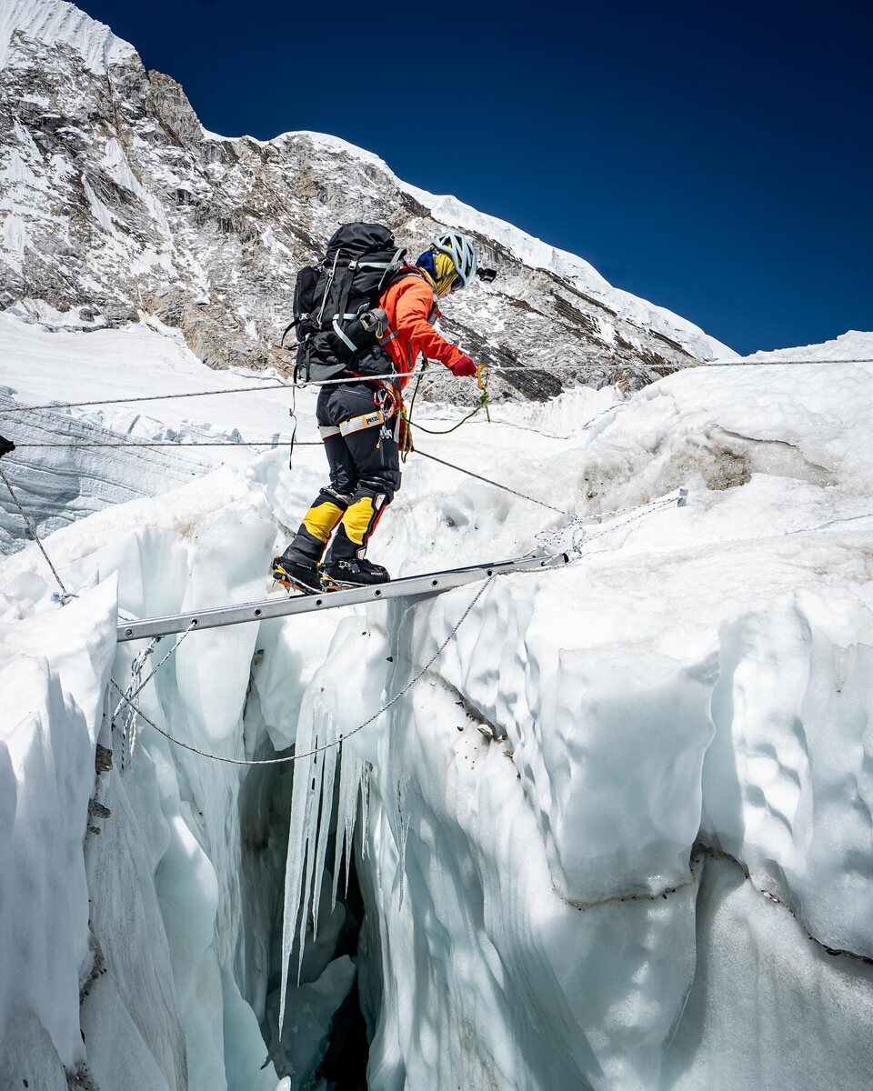 Переход через трещину по лестнице на ледопаде Кхумбу. Фото: Rune Hana / snusmumrikkenadventures