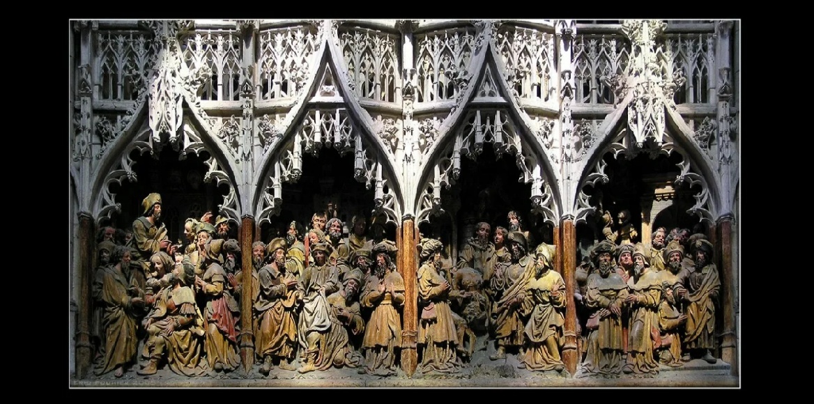 Наиболее ярко средневековая готика проявилась в архитектуре соборов, церквей, храмов, монастырей. Для нее характерны арки с заострённым верхом, узкие и высокие башни и колонны, богато украшенный фасад с резными деталями и многоцветные витражные стрельчатые окна. Витраж постепенно вытеснил фресковую живопись. Техника витража осталась прежней, но палитра стала ярче и красочнее, а сюжеты сложнее — наряду с изображениями религиозных сюжетов появились витражи на бытовые темы