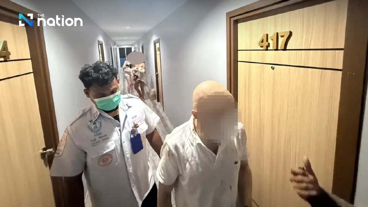 Судя по всему, этот мужчина невысокого роста на переднем плане и есть наш Александр. 