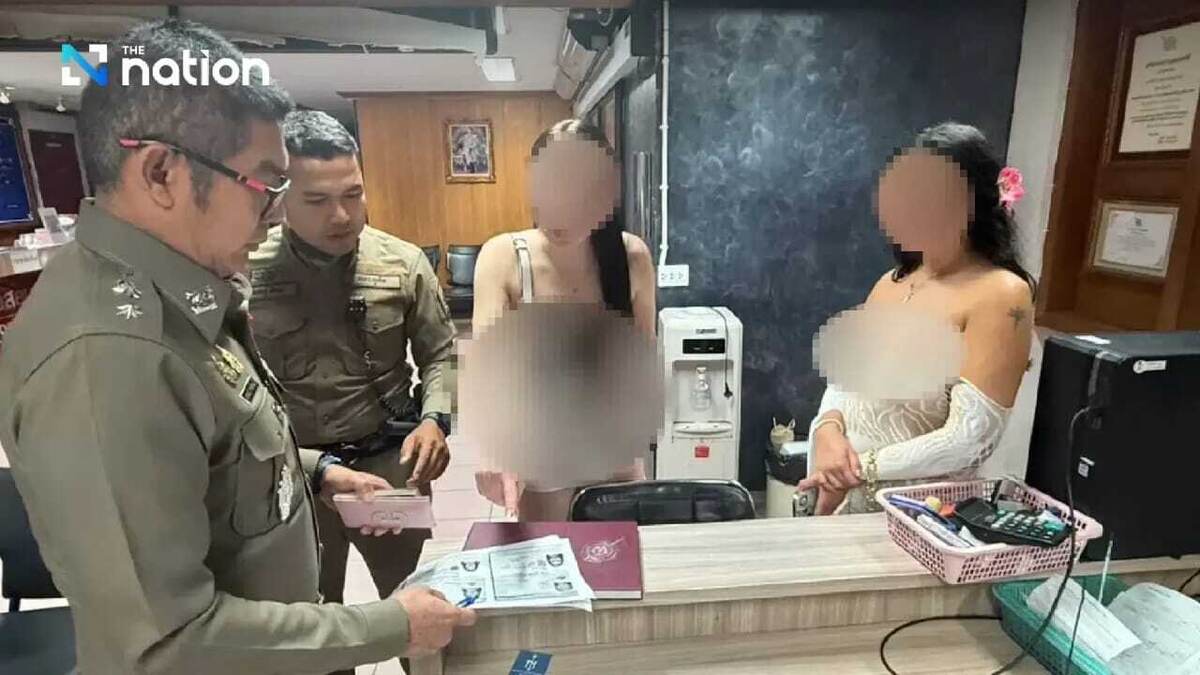 Интересно, почему в кадре "запикана" одежда девушки слева? Фото The nation.