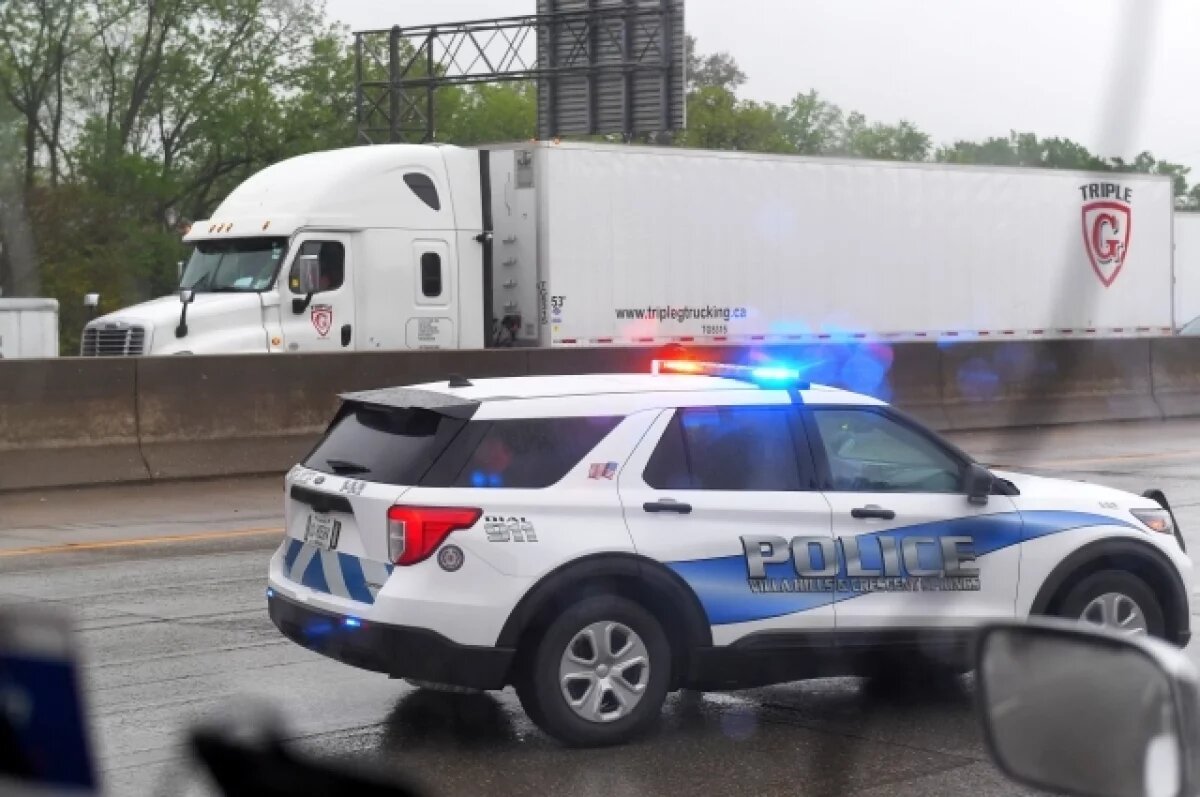    В Лос-Анджелесе машина въехала в автосалон, восемь человек пострадали