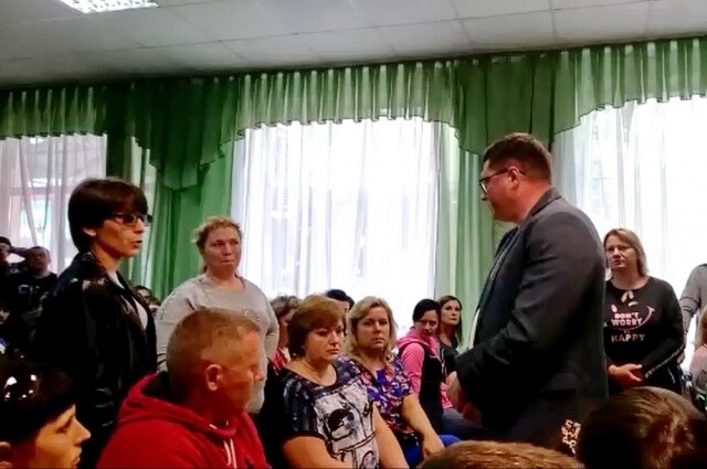    Возмущенные родители требовали убрать девочку - каннибала из школы. Фото: кадр видео
