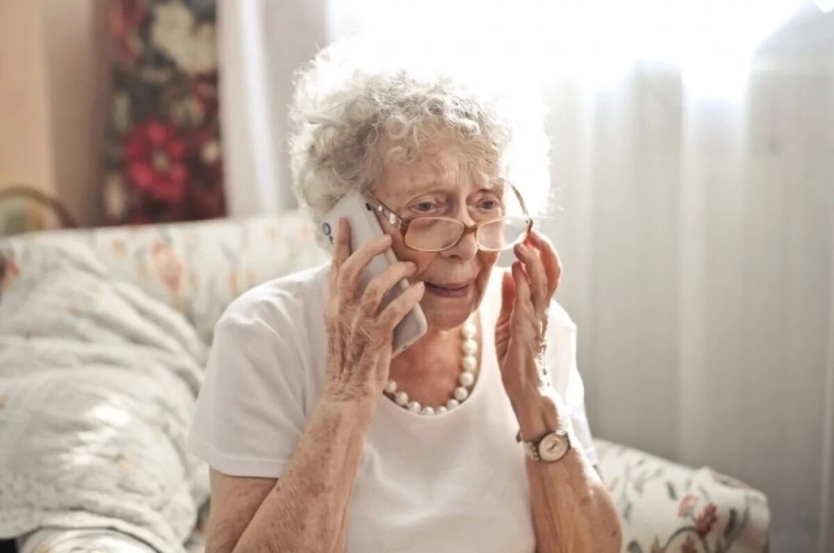    26% потерпевших от действий мошенников - это пенсионеры, инвалиды и люди, находящиеся на социальном обеспечении.