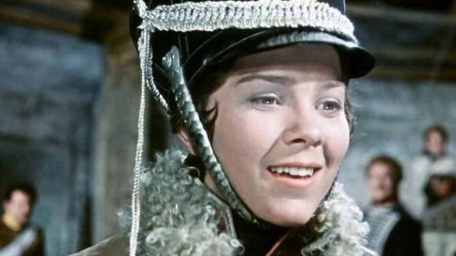    Лариса Голубкина в роли Шурочки. Фото: кадр из фильма «Гусарская баллада» (1962 год), режиссер Эльдар Рязанов / киностудия «Мосфильм»