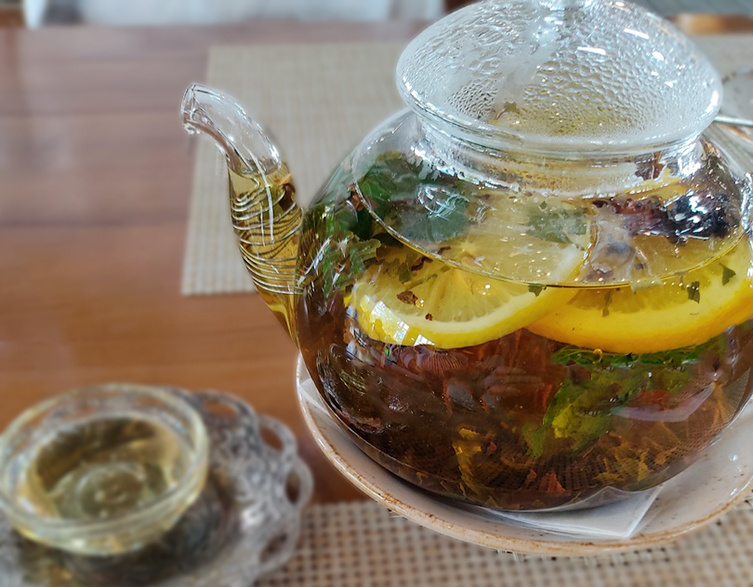 чай с мятой и лимоном - самый лучший напиток в жаркий летний день