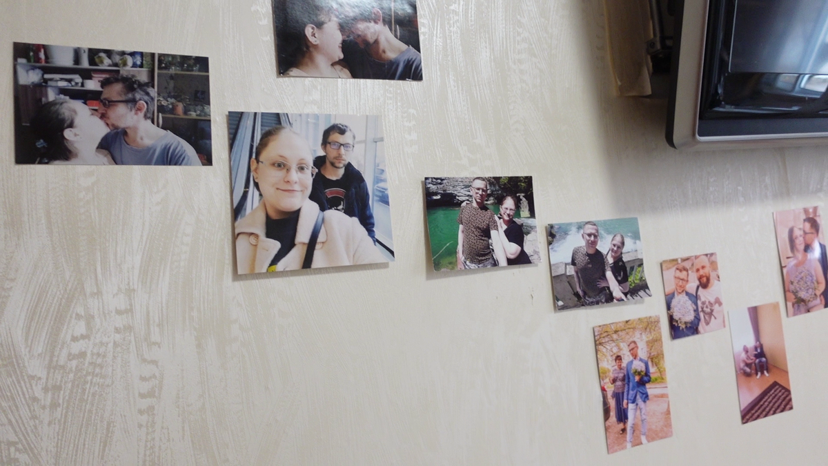 Фото на стене в спальне