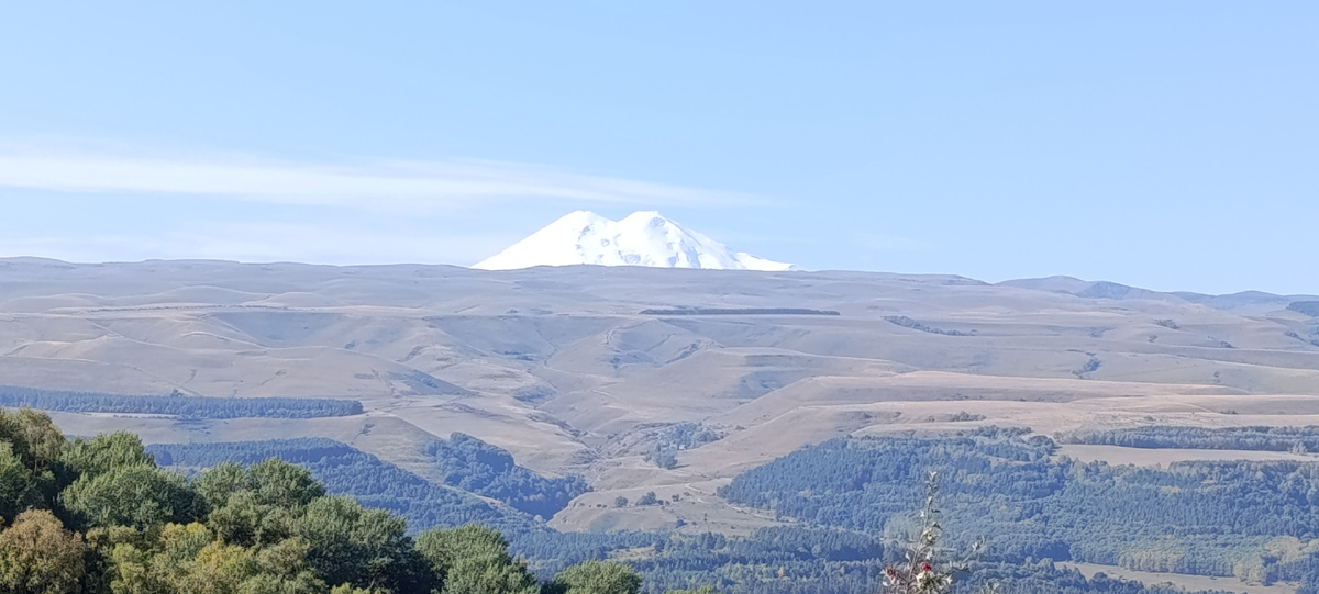 Красавец Эльбрус на горизонте 