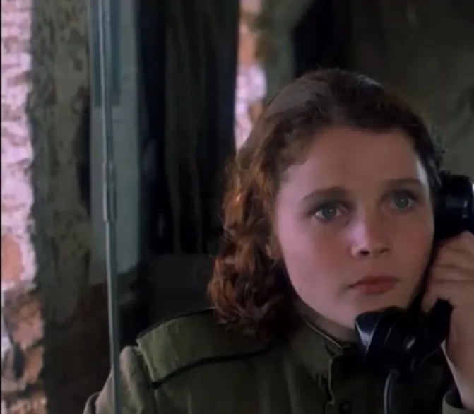 Кадры из фильмов "Звезда", 2002 г. (вверху, актириса Екатерина Вуличенко играет связистку Катю Симакову) и "Литвяк", 2025 г. (внизу, актриса Полина Чернышова играет, собственно саму лётчицу Лилию Литвяк)... Оба кинокадра из открытых источников...