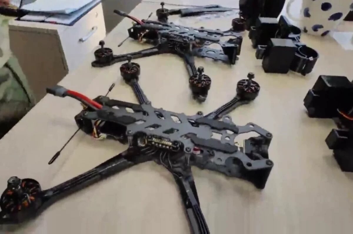    Бойцам курского и донцкого направления передали 10 новых дронов из Иркутска
