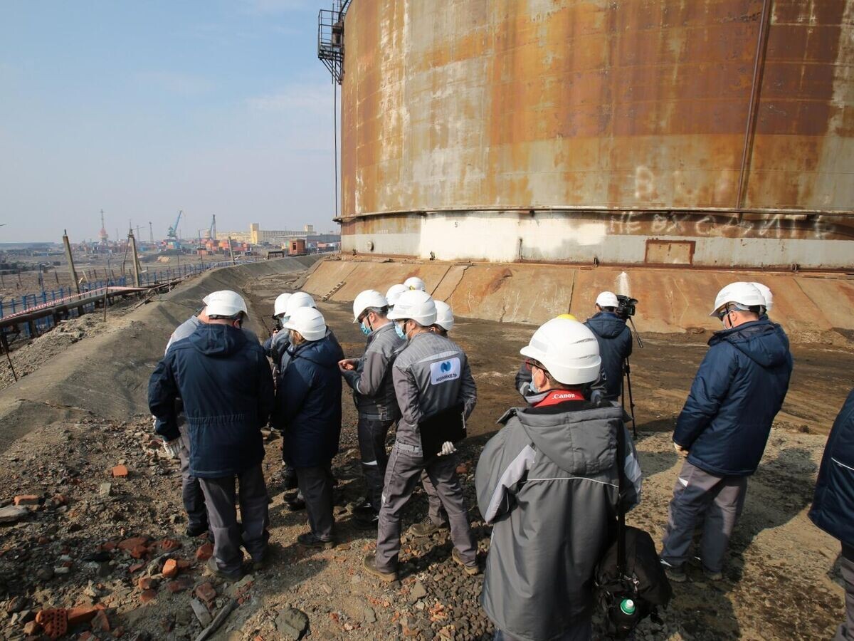    Сотрудники компании "Норникель" на территории на ТЭЦ-3 в Норильске© РИА Новости / Пресс-служба "Норникеля"