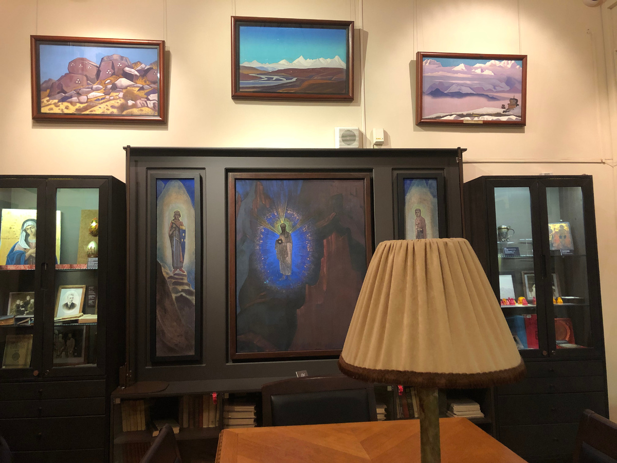 Мемориальный кабинет Н. К. Рериха в музее Востока. Н. К. Рерих. Триптих "Fiat Rex" ("Да здравствует Владыка!"). 1931