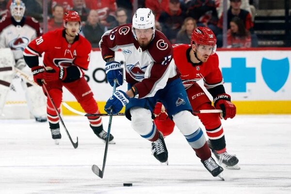 Нападающий ХК «Колорадо» из РФ Валерий Ничушкин. Обложка © ТАСС / АР / Karl B DeBlaker